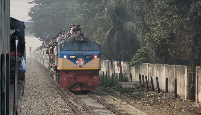 ​ভোটের আগে রেলস্টেশনে বাড়িমুখী মানুষের ঢল