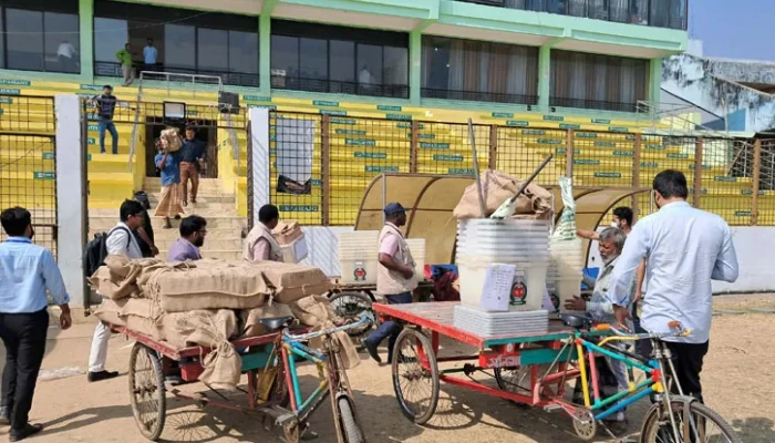 ​কেন্দ্রে কেন্দ্রে যাচ্ছে ভোটের সরঞ্জাম