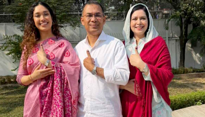 ​ভোট দিয়ে স্ত্রী ও মেয়েকে নিয়ে ফেসবুকে ছবি শেয়ার করলেন তারেক রহমান