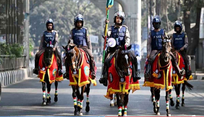 ​ঘোড়ায় চড়ে রাজধানীতে ডিএমপির অশ্বারোহী দলের টহল