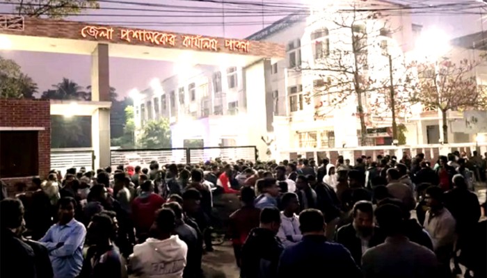 ​ডিসি অফিস ঘেরাও করে বিএনপির বিক্ষোভ