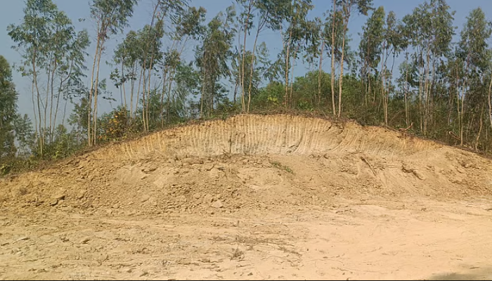 ​লোহাগাড়ায় রাতের আঁধারে টিলা কেটে মাটি বিক্রি