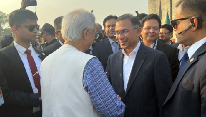 ​প্রধানমন্ত্রীর সঙ্গে বিদায়ী প্রধান উপদেষ্টার শুভেচ্ছা বিনিময়