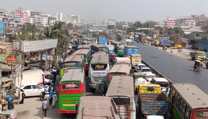 ​তিন মহাসড়কে টানা ৮ ঘণ্টার যানজট, ভোগান্তি চরমে