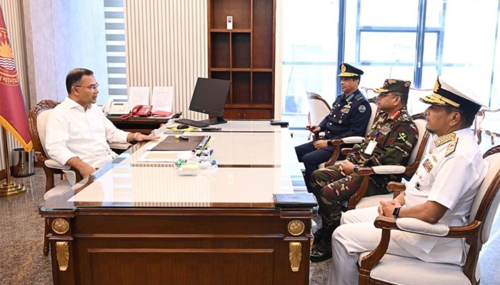 প্রধানমন্ত্রীর সঙ্গে তিন বাহিনী প্রধানের সাক্ষাৎ