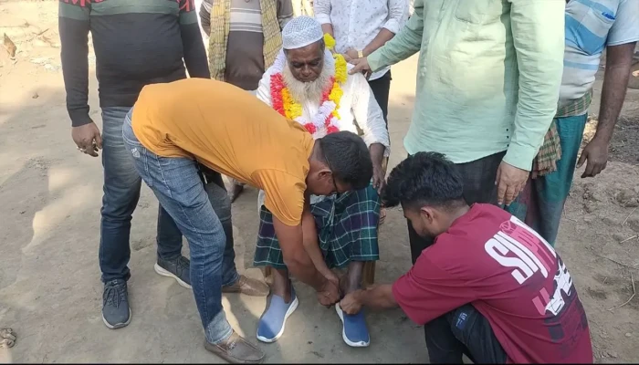 ​১৭ বছর পর জুতা পরলেন সুরুজ পাঠান