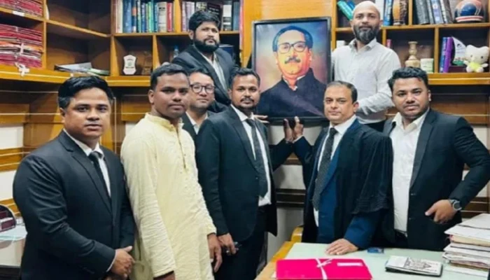 ​কক্সবাজারে চেম্বারে বঙ্গবন্ধুর ছবি টানালেন ৩ আইনজীবী