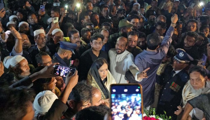 ​ব্রাহ্মণবাড়িয়ায় শহীদ মিনারে রুমিন ফারহানার ওপর হামলাচেষ্টা