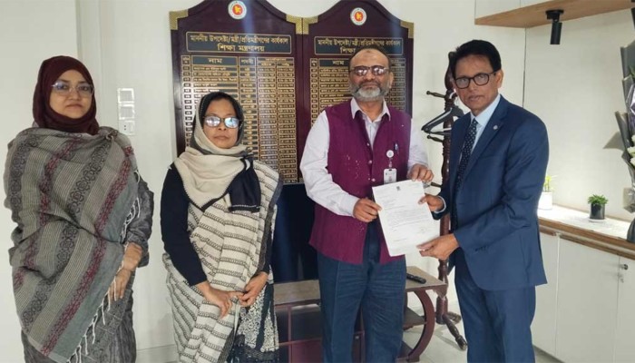 ​পদত্যাগপত্র জমা দিলেন ঢাবি ভিসি নিয়াজ আহমদ খান