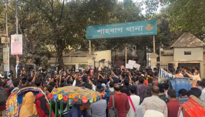 শাহবাগ থানা ঘেরাও ঢাবি শিক্ষার্থীদের