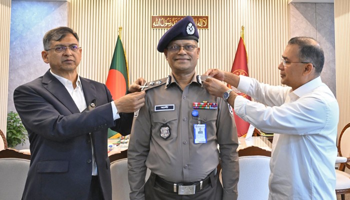 নবনিযুক্ত আইজিপিকে র‍্যাংক ব্যাজ পরালেন প্রধানমন্ত্রী