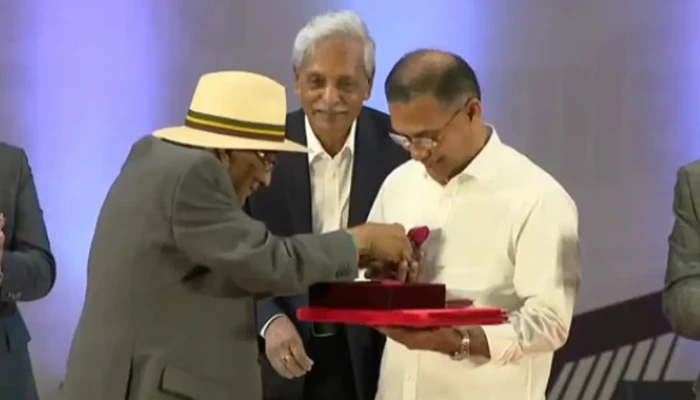 ​প্রধানমন্ত্রীকে লাল গোলাপ উপহার দিলেন শফিক রেহমান