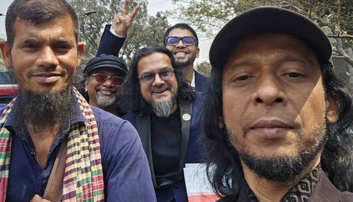 একুশে পদক নিয়ে রিকশা করে ফিরল ওয়ারফেজ