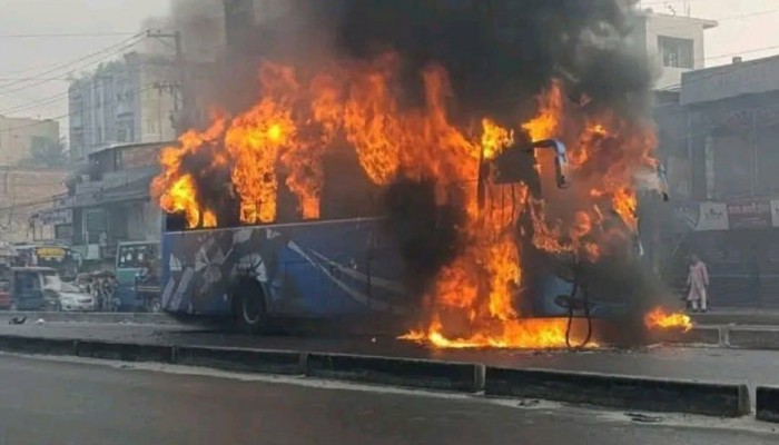 ​মোটরসাইকেলকে চাপা দেওয়ার পর আগুন ধরে গেলো বাসে