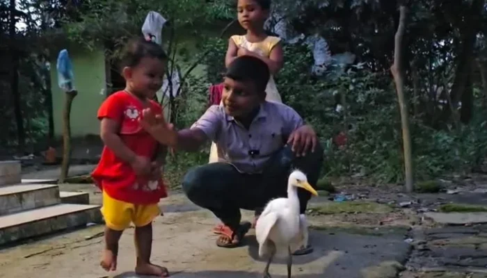 ​সেই শিক্ষকের বাড়ি ‘পাখির অভয়াশ্রম’ ঘোষণা