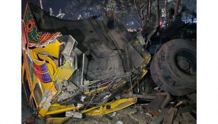 ​ট্রেনের ধাক্কায় ট্রাক গিয়ে পড়লো বসতবাড়ির ওপর