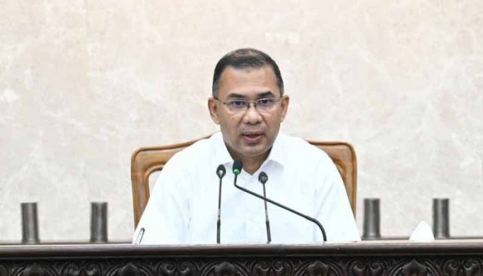 ছুটির দিনেও কার্যালয়ে প্রধানমন্ত্রী