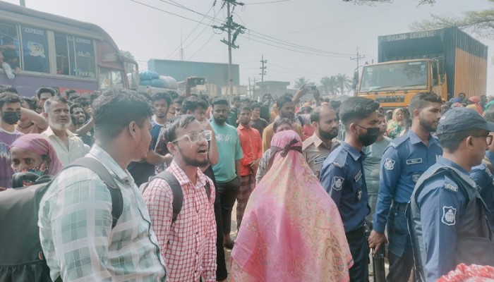 বকেয়া বেতনের দাবিতে ঢাকা-সিলেট মহাসড়ক অবরোধ