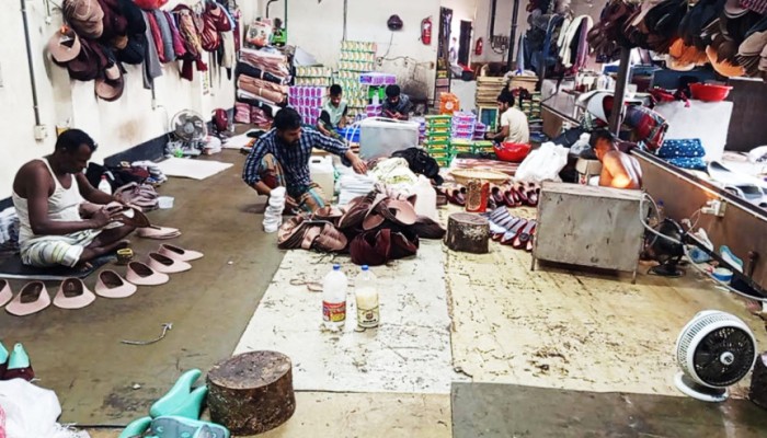 ঈদকে সামনে রেখে ব্যস্ত পাদুকা কারিগররা