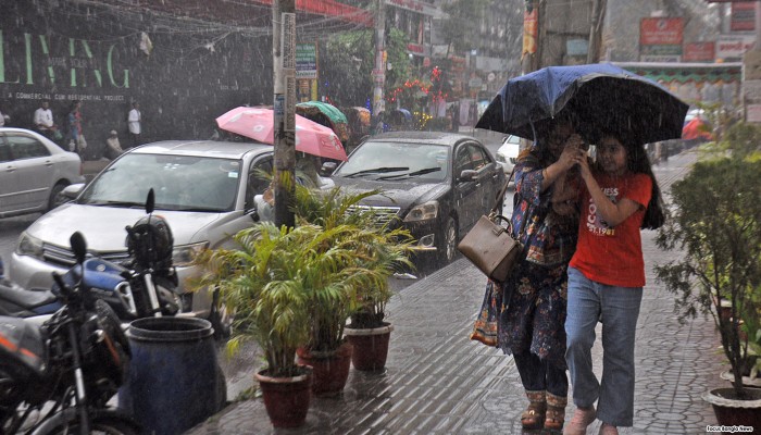 ​মৌসুমে প্রথম বৃষ্টিতে ভিজল রাজধানী