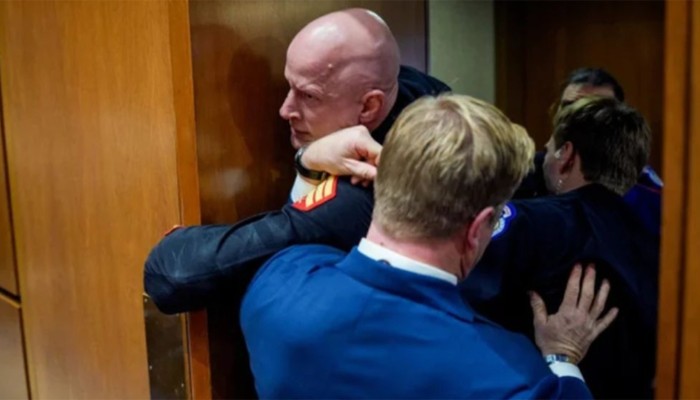 ​​ইরানের পক্ষে স্লোগান দেওয়ায় হাত ভাঙল মার্কিন সিনেটর প্রার্থীর