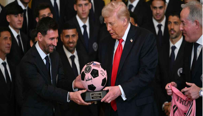হোয়াইট হাউজে ‍গিয়ে ট্রাম্পকে বল উপহার দিলেন মেসি