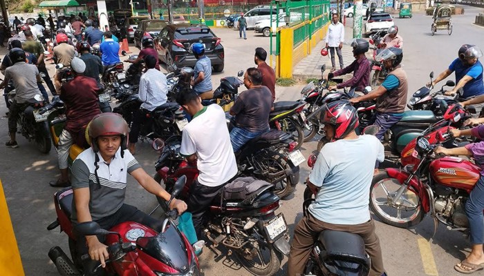 তেলের পাম্পে উপচে পড়া ভিড় তবু মিলছে না তেল