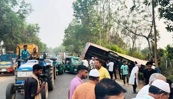 ​ফটিকছড়িতে বাস-মোটরসাইকেল সংঘর্ষে ৩ জনের মৃত্যু