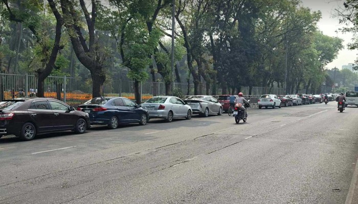 তেলের জন্য সকালেই দীর্ঘ লাইন, অতিষ্ট চালকরা