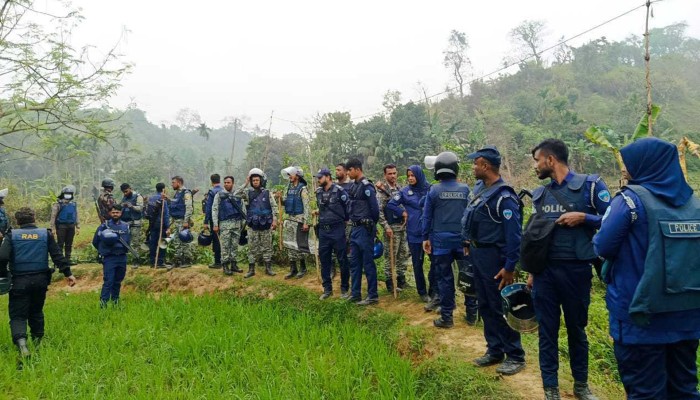 বিপুল পরিমাণ অস্ত্রসহ আটক ২২