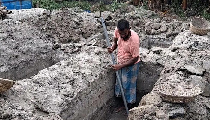 ‘জীবনে প্রথম একসঙ্গে ৯ কবর খুঁড়লাম, হাত কাঁপছিল’