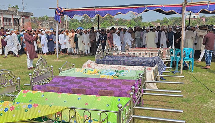 রামপাল ট্র্যাজেডি: একসঙ্গে একই পরিবারের ৯ জনের দাফন সম্পন্ন