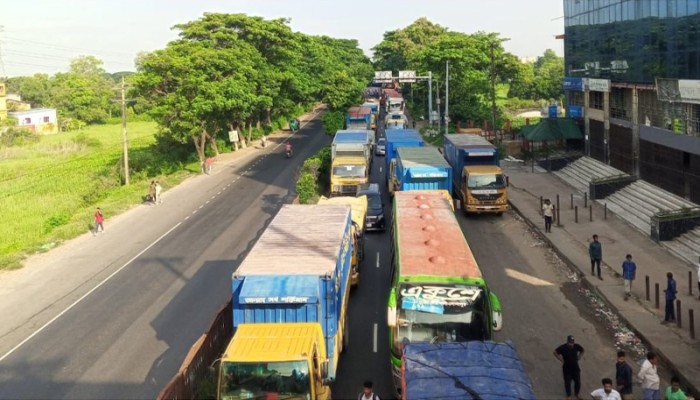 ঢাকা-চট্টগ্রাম মহাসড়ক : ঈদ এলেই বাড়ে যানজট