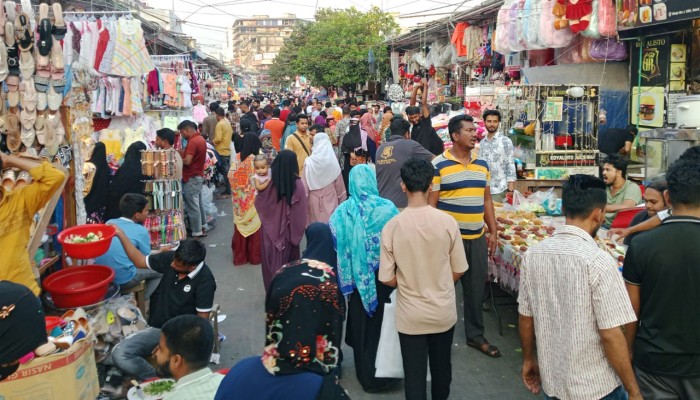 ঈদের কেনাকাটায় উপচেপড়া ভিড়