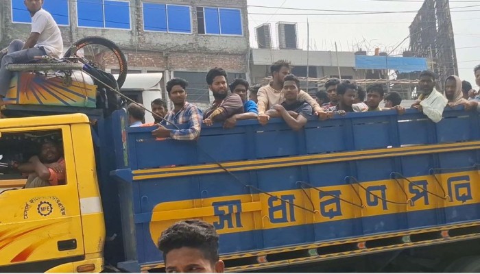গণপরিবহণ সংকটে ট্রাক-পিকআপে বাড়ি ফিরছে মানুষ