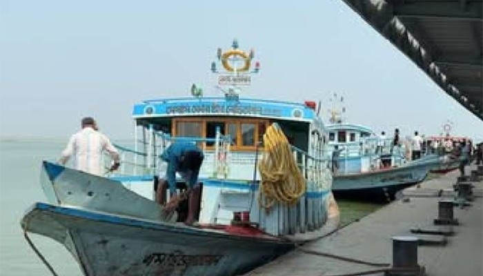 ​পদ্মায় লঞ্চ-তেলবাহী জাহাজের সংঘর্ষ, আহত ১০