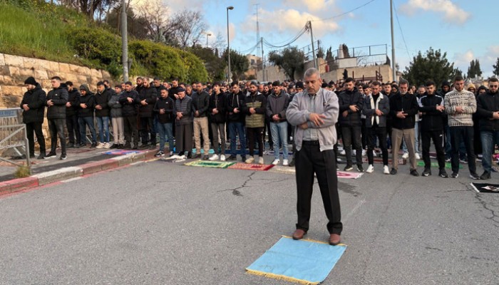 আল-আকসায় প্রবেশে বাধা, রাস্তায় ঈদের নামাজ আদায় ফিলিস্তিনিদের