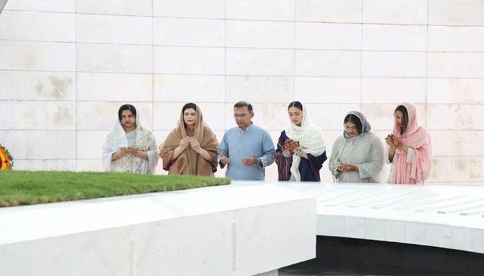 ​ঈদের দিন বাবা-মায়ের কবর জিয়ারত করলেন প্রধানমন্ত্রী