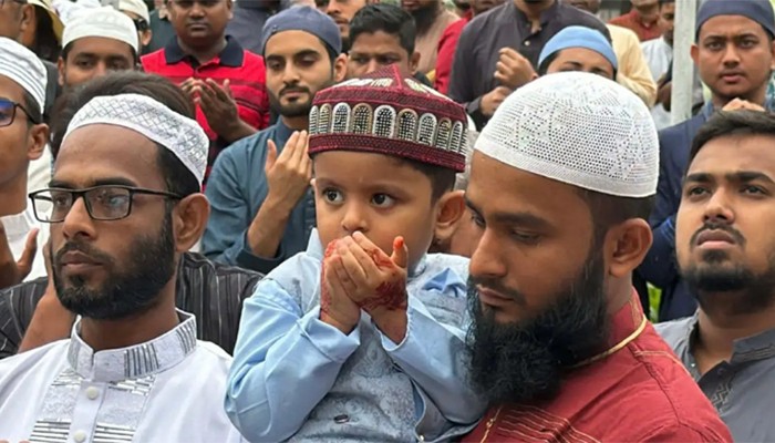 ​জাতীয় ঈদগাহে নামাজ শেষে যুদ্ধ বন্ধের প্রার্থনা