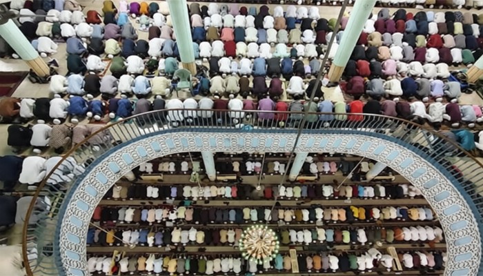 ​ধর্মীয় ভাবগাম্ভীর্য ও উৎসবমুখর পরিবেশে ঈদুল ফিতর উদযাপিত