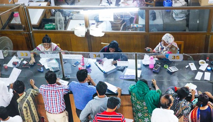 ​টানা ছুটি শেষে মঙ্গলবার থেকে খুলছে অফিস-আদালত ও ব্যাংক