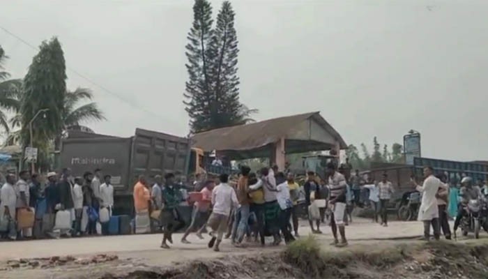 ​তেলের লাইনে দাঁড়ানো নিয়ে রক্তক্ষয়ী সংঘর্ষ