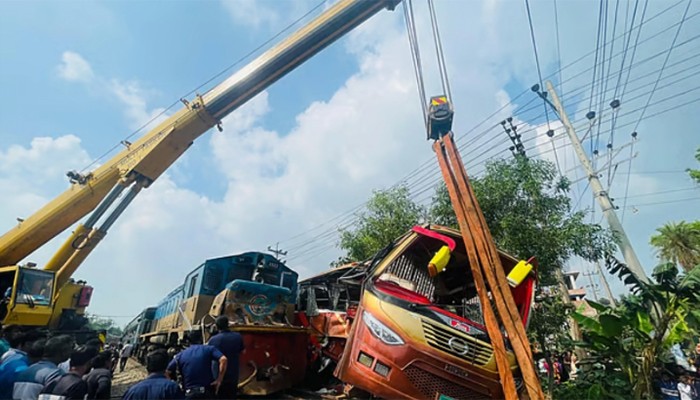 ​কুমিল্লায় ট্রেন-বাস সংঘর্ষে ১২ জন নিহতের ঘটনায় গেটম্যান গ্রেপ্তার