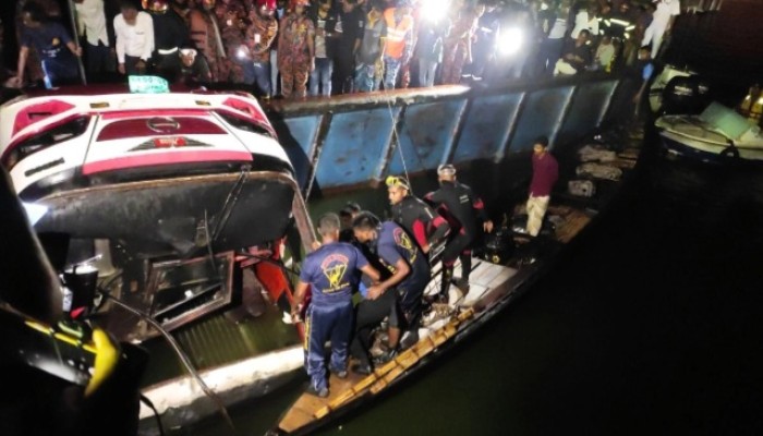 পদ্মায় বাসডুবি:  ৯ জনের মরদেহ উদ্ধার