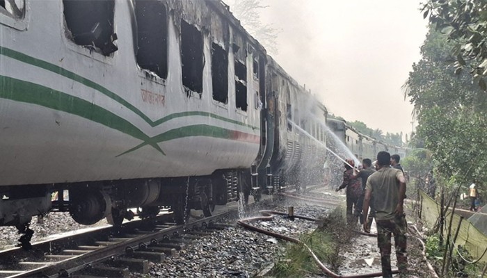 ​চট্টলা এক্সপ্রেসের দুই বগি পুড়ে গেছে, তদন্ত কমিটি গঠন