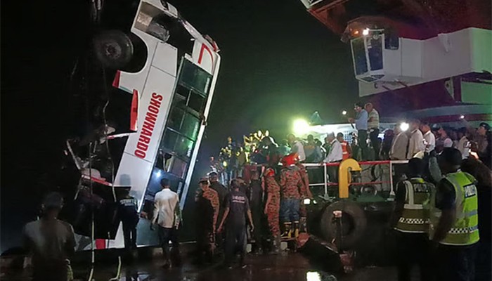 ​পদ্মায় বাসডুবির ঘটনায় মৃত্যুর সংখ্যা বেড়ে ২৫