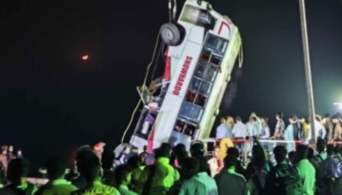 পদ্মায় বাসডুবিতে মৃত্যু বেড়ে ২৬