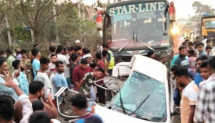 ​কুমিল্লায় বাসচাপায় একই পরিবারের চারজনসহ নিহত ৫