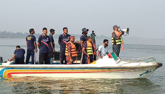 ​পদ্মায় বাসডুবি, তৃতীয় দিনের মতো চলছে উদ্ধার অভিযান