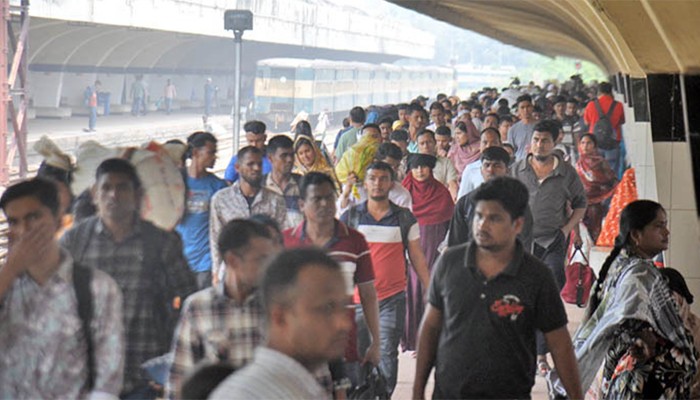 ​ছুটি শেষে ঢাকায় ফিরছে মানুষ, কমলাপুরে যাত্রীদের ভিড়